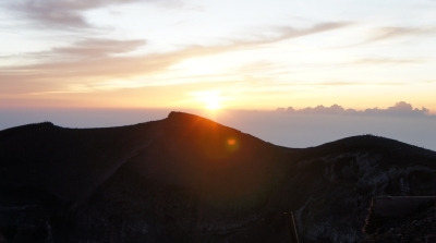 富士山の剣ヶ峰からの御来光写真です