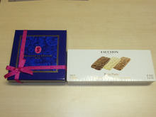 フランスのお土産にフォションのクッキーとマルキーズのチョコレートをいただきました。