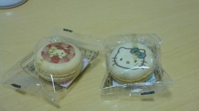 スタッフが三越で買ったキティちゃんのマカロン
