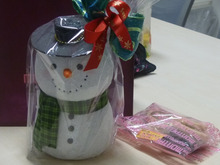市川のお菓子屋さんモンペリエの雪だるまに入ったお菓子をいただきました(´,,・ω・,,｀)
