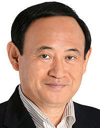すが官房長官に見るくぼみ目と二重ラインの関係について