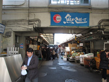 築地場内を探検してみました。
