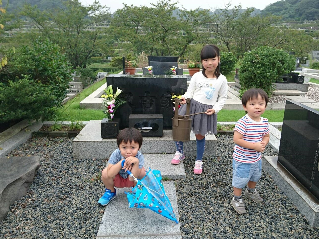 甥っ子、姪っ子　お墓参りに栗拾い