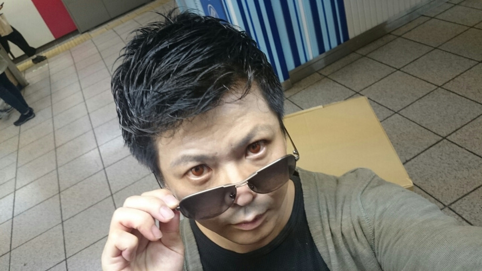 巨大段ボールとカラコン