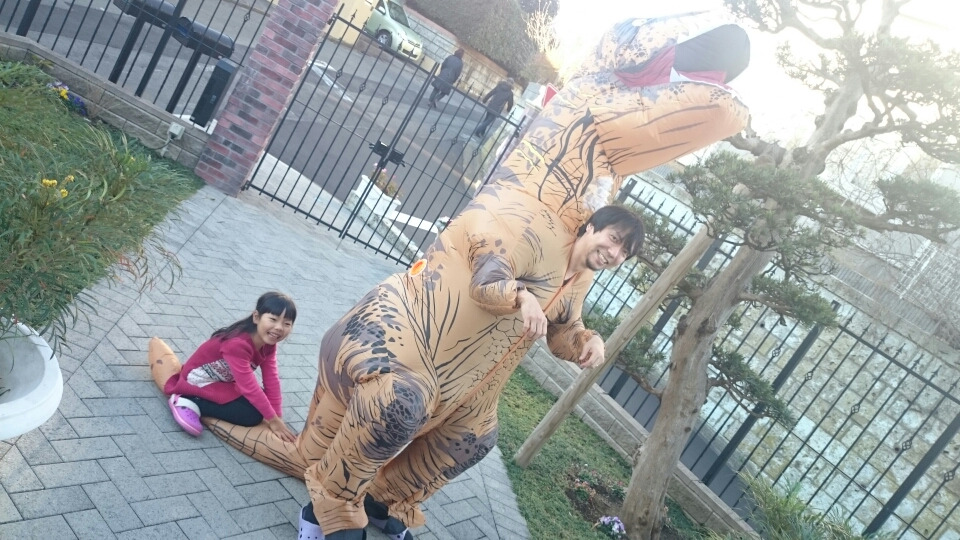 新年最初の遊び その3  T-rex着ぐるみで荒ぶる