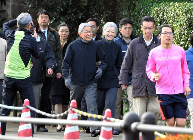 天皇皇后両陛下が皇居外周散策される