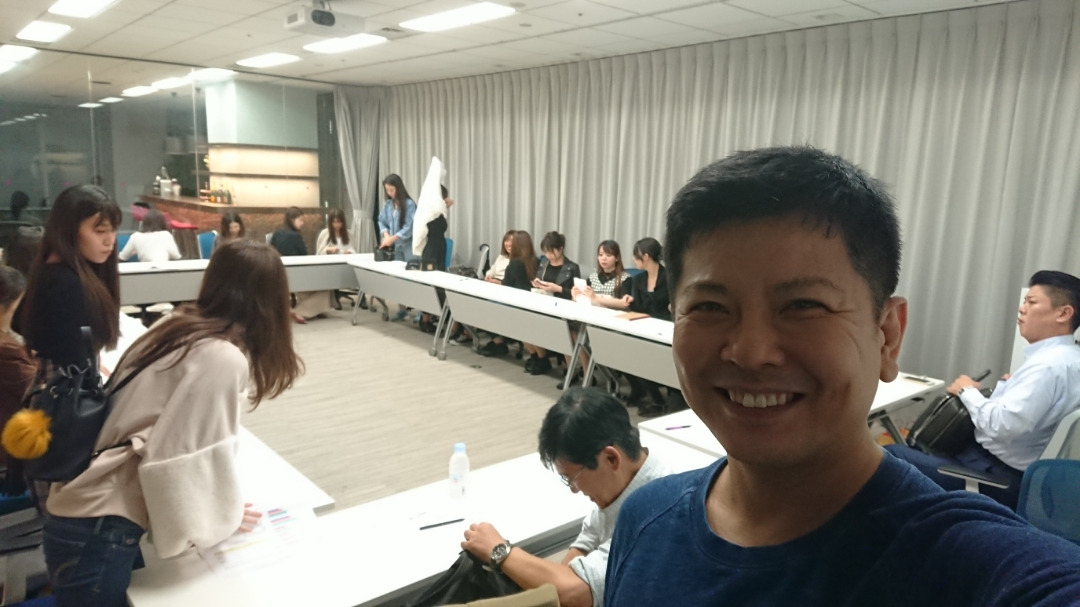 定例ミーティングと腰痛防止椅子