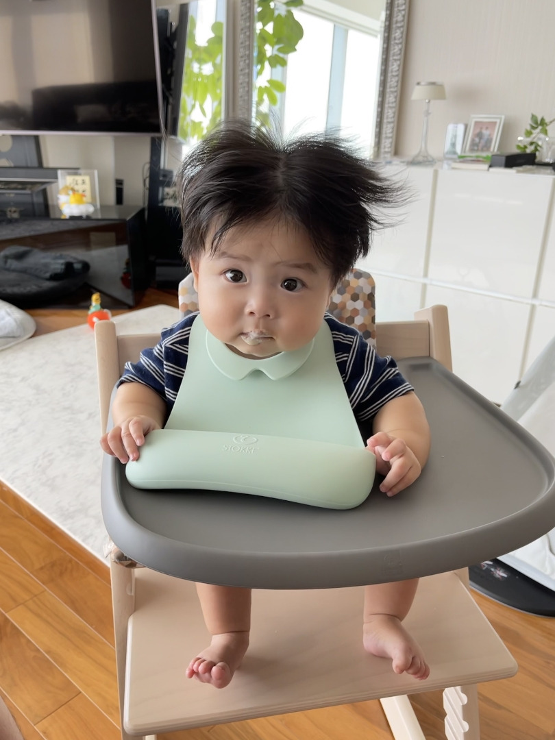 STOKKEの椅子　座らせてみました。